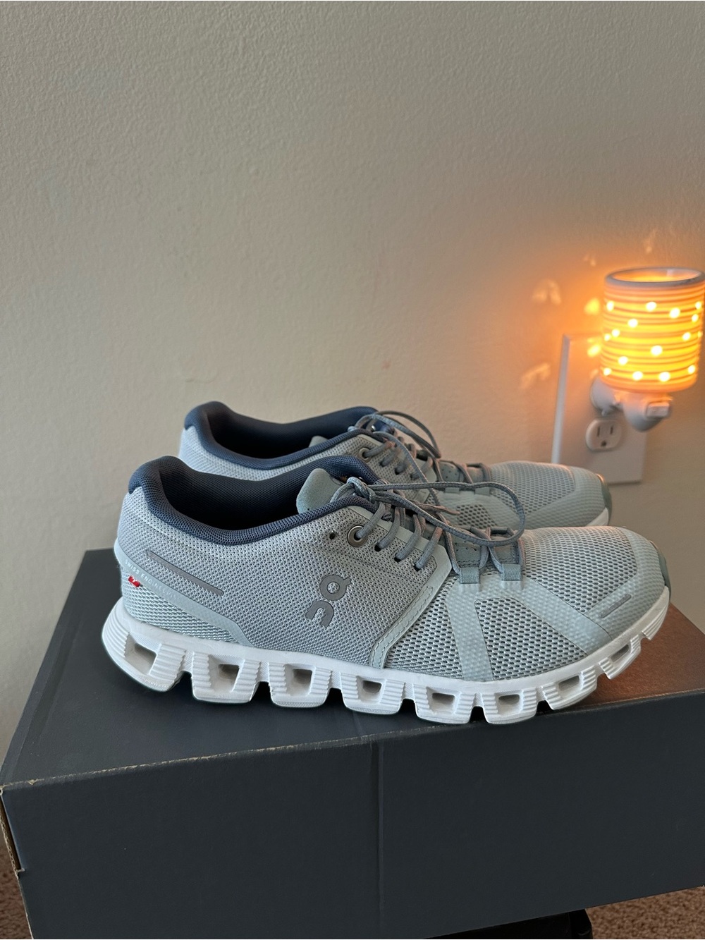 On Cloud 5, Women’s Running Shoes in Light Gray, Size 9